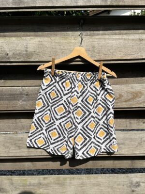 Le short noir et jaune