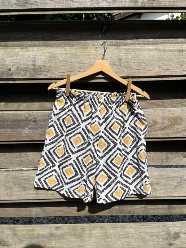 Le short noir et jaune