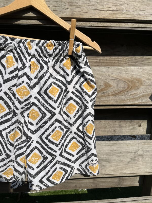 Le short noir et jaune – Image 4