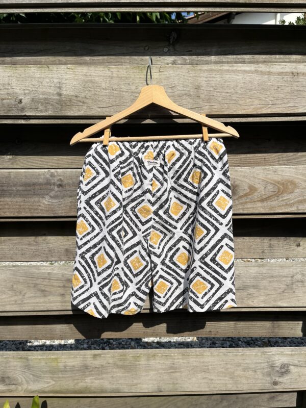 Le short noir et jaune – Image 3