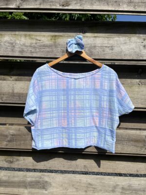 Le tee-shirt bleu pastel