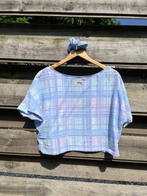 Le tee-shirt bleu pastel