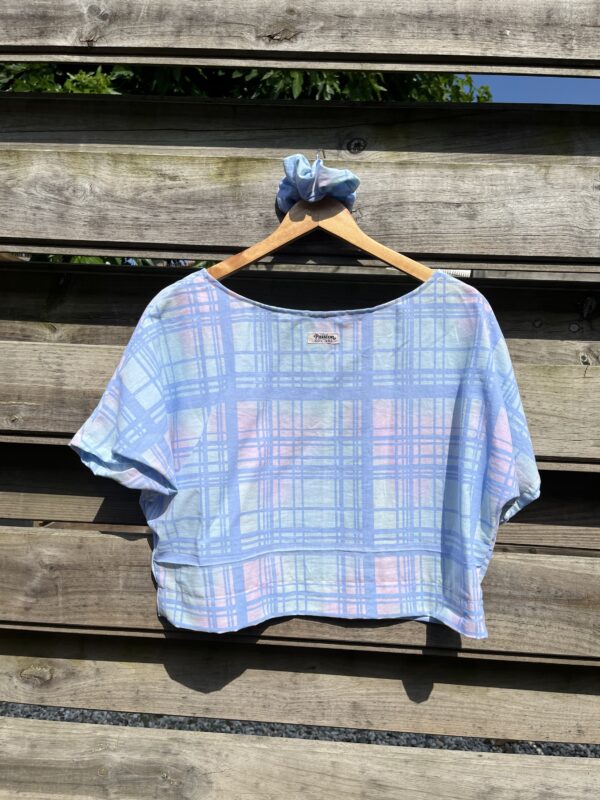 Le tee-shirt bleu pastel – Image 2