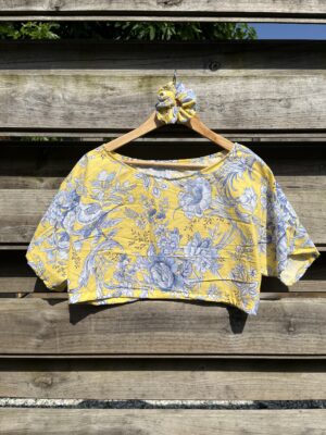 Le crop-top jaune et bleu