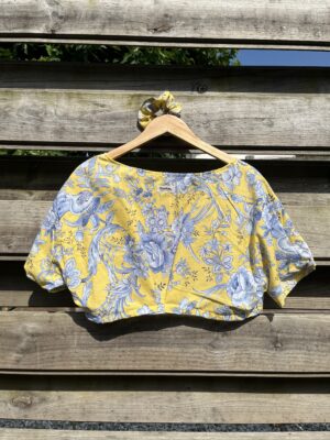 Le crop-top jaune et bleu