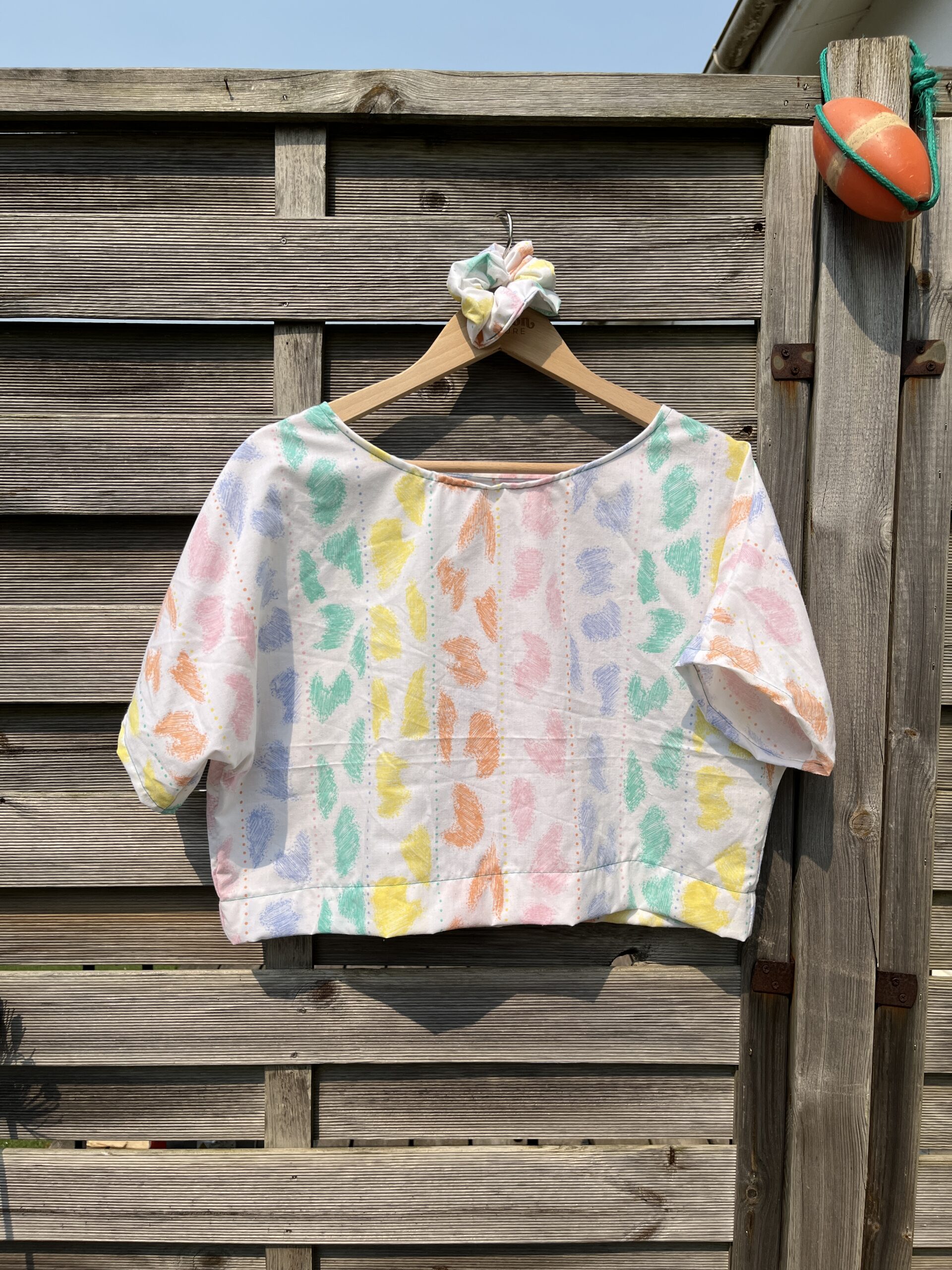 Le tee-shirt aux taches colorées