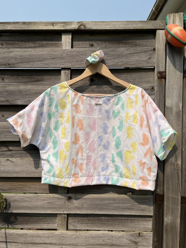 Le tee-shirt aux taches colorées – Image 3