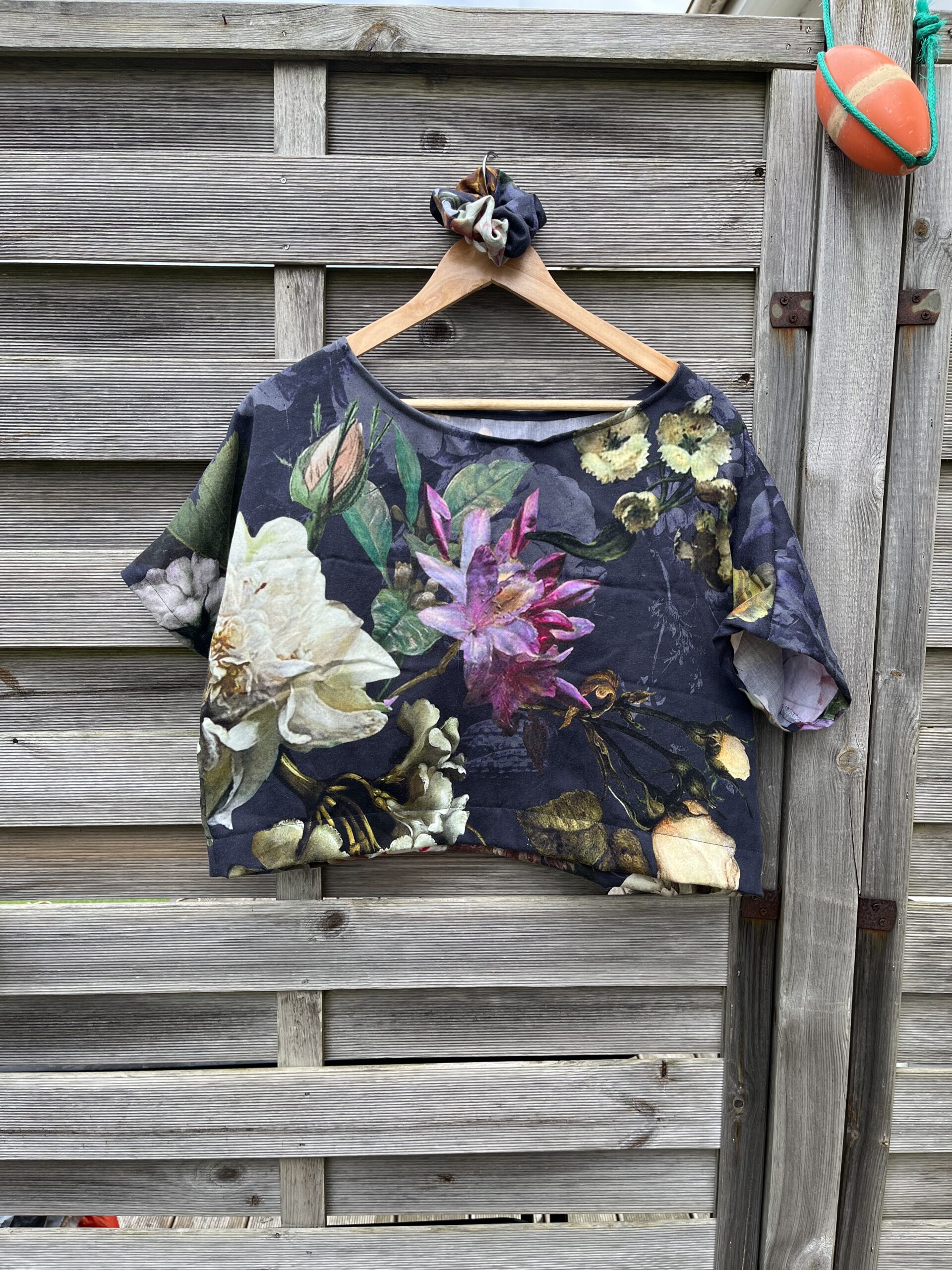 Le tee-shirt fleurs sombres