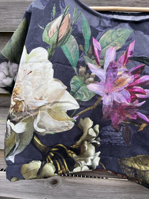 Le tee-shirt fleurs sombres – Image 3