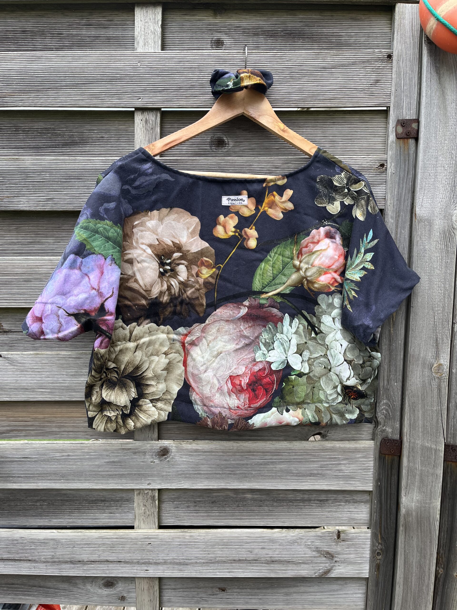 Le tee-shirt fleurs sombres