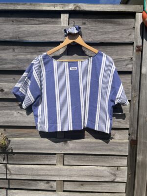 Le tee-shirt bleu rayé