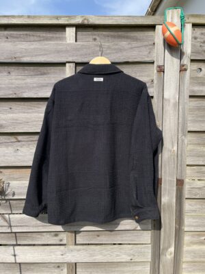 La sur-chemise noire