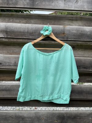 Le tee-shirt vert à pois