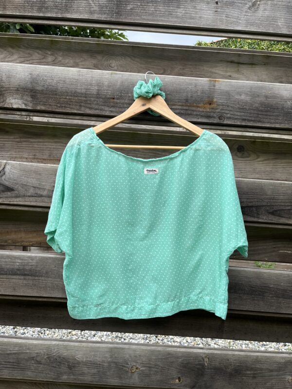 Le tee-shirt vert à pois – Image 2