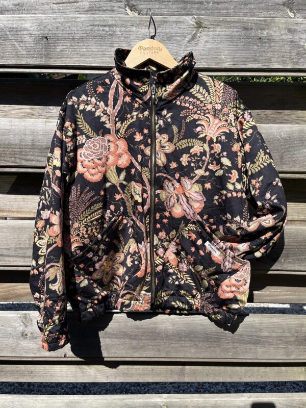 Le bomber élégant fleuri