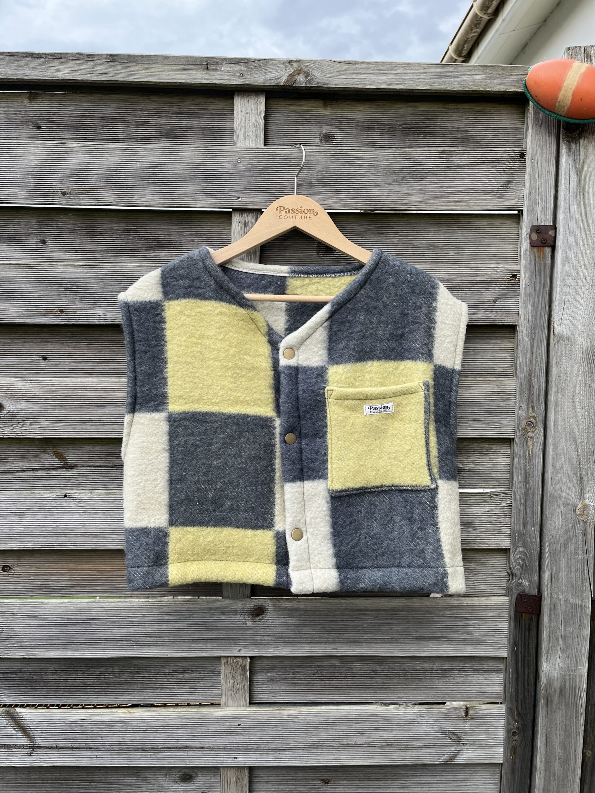 Le petit gilet à carreaux – Image 5