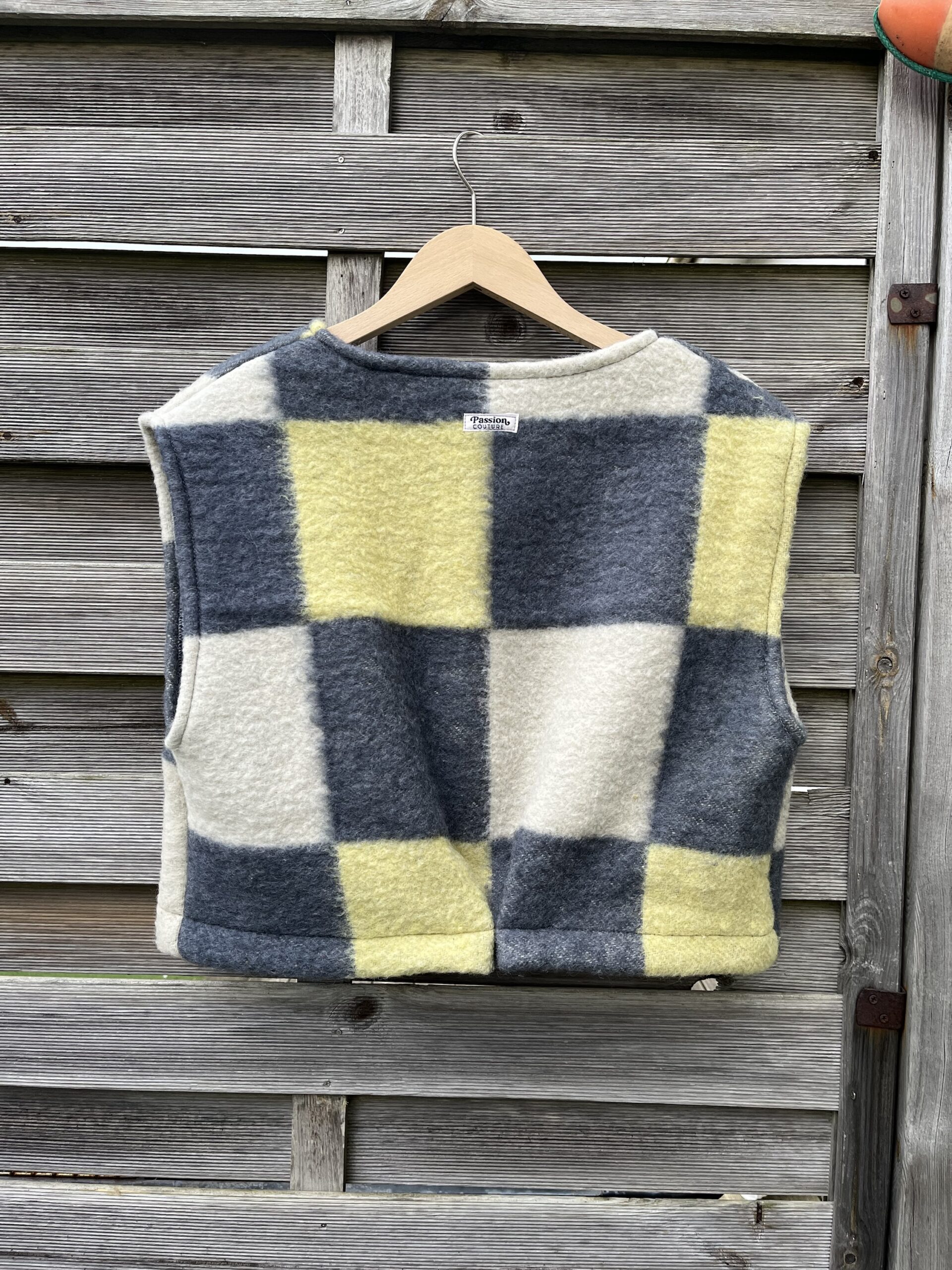 Le petit gilet à carreaux – Image 6