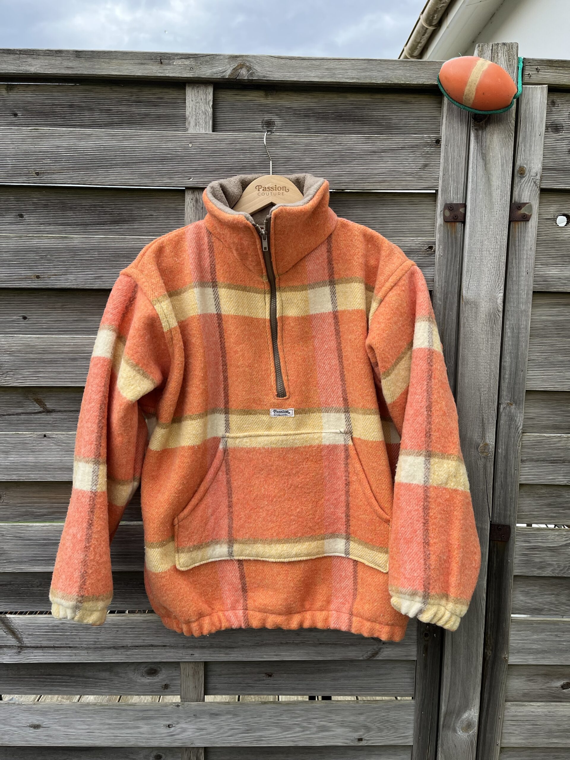 La polaire orange et jaune