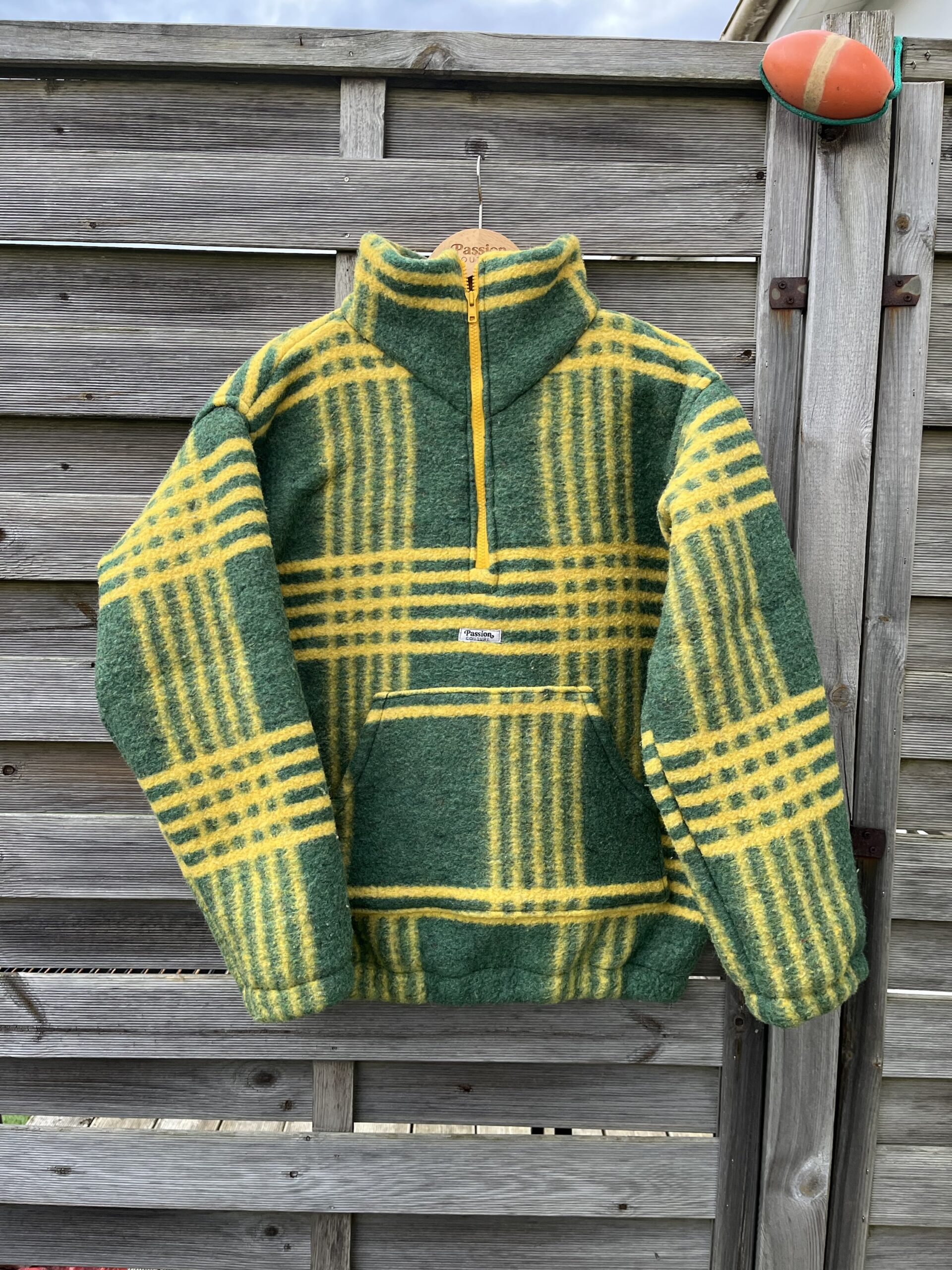 La polaire verte et jaune – Image 4