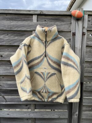 La polaire beige et bleue