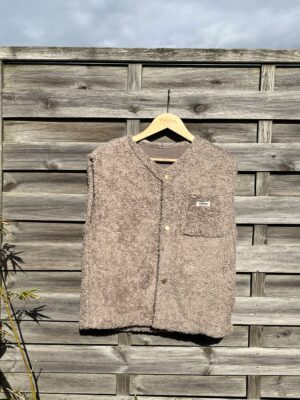 Le gilet marron moumoute