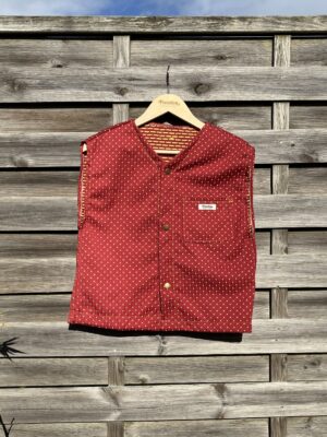 Le gilet rouge à pois jaune