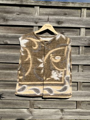 Le gilet marron et beige