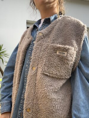 Le gilet marron moumoute