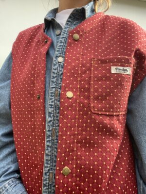 Le gilet rouge à pois jaune