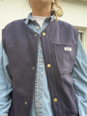 Le gilet bleu marine en laine