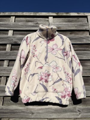 La polaire blanche à fleurs roses