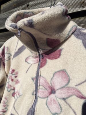 La polaire blanche à fleurs roses