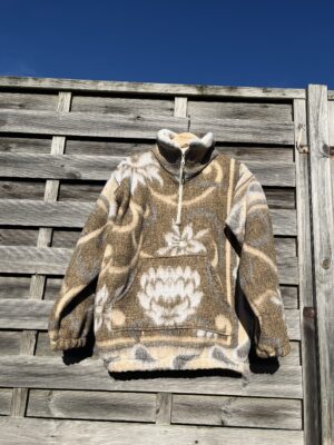 La polaire marron fleurie