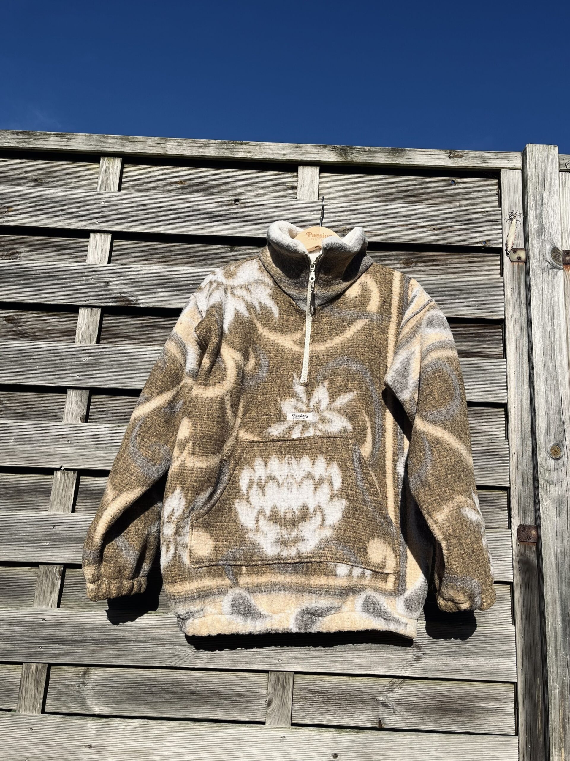 La polaire marron fleurie