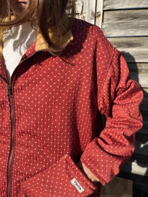 La veste rouge à pois jaune