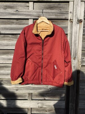 La veste rouge à pois jaune