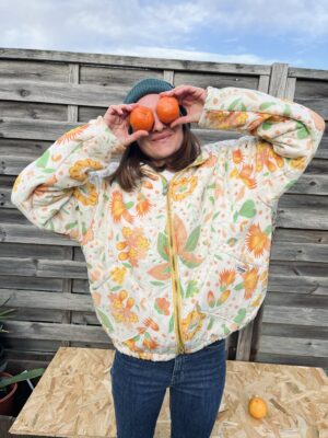 La doudoune orange fleurie