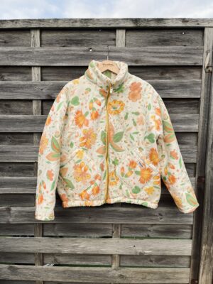 La doudoune orange fleurie