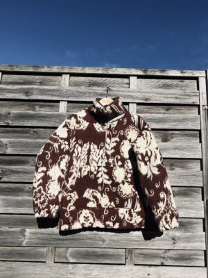 La polaire marron fleurie