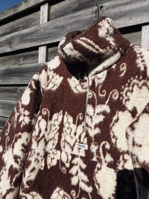 La polaire marron fleurie