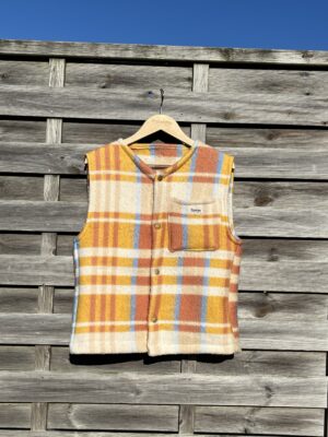 Le gilet orange carreaux