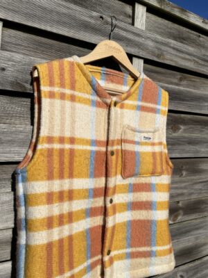 Le gilet orange carreaux