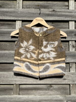Le gilet enfant marron fleuri