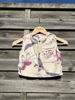 Le gilet enfant blanc et rose