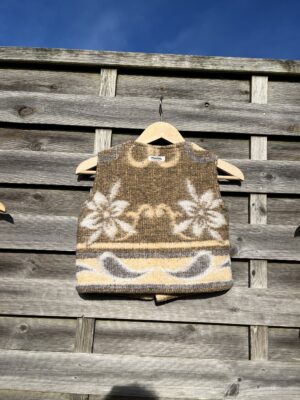 Le gilet enfant marron fleuri