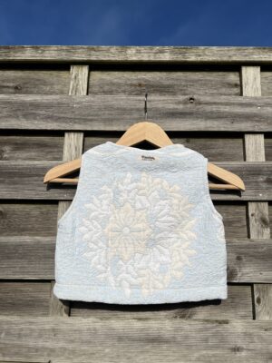 Le gilet enfant bleu ciel