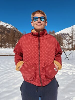 La veste rouge à pois jaune