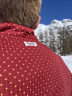 La veste rouge à pois jaune