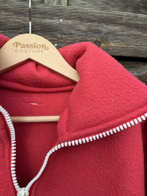 La polaire rouge rosée