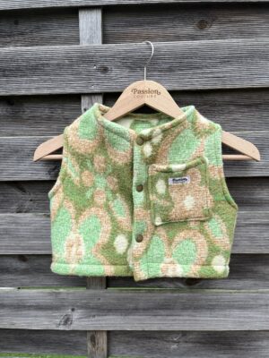 Le gilet enfant vert fleurs